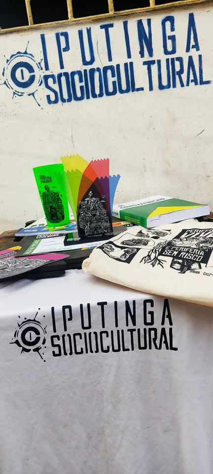 Mesa com materiais gráficos do Instituto
