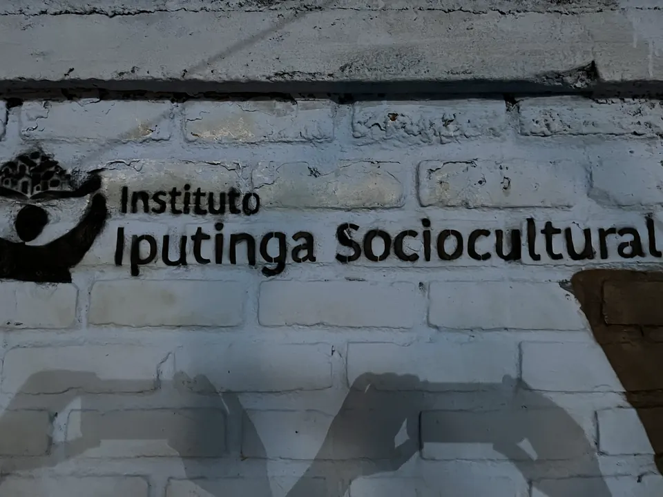 Nome do Instituto pintado sobre parede de tijolos