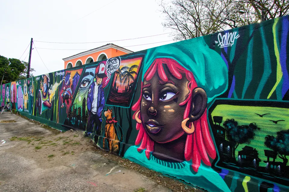 Mural panorâmico com retratos e grafismos urbanos