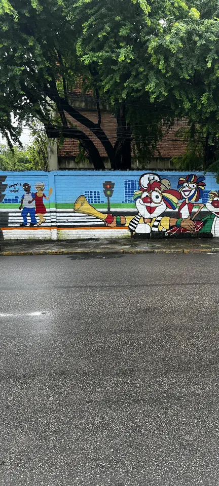 Trecho de muro com pinturas coloridas