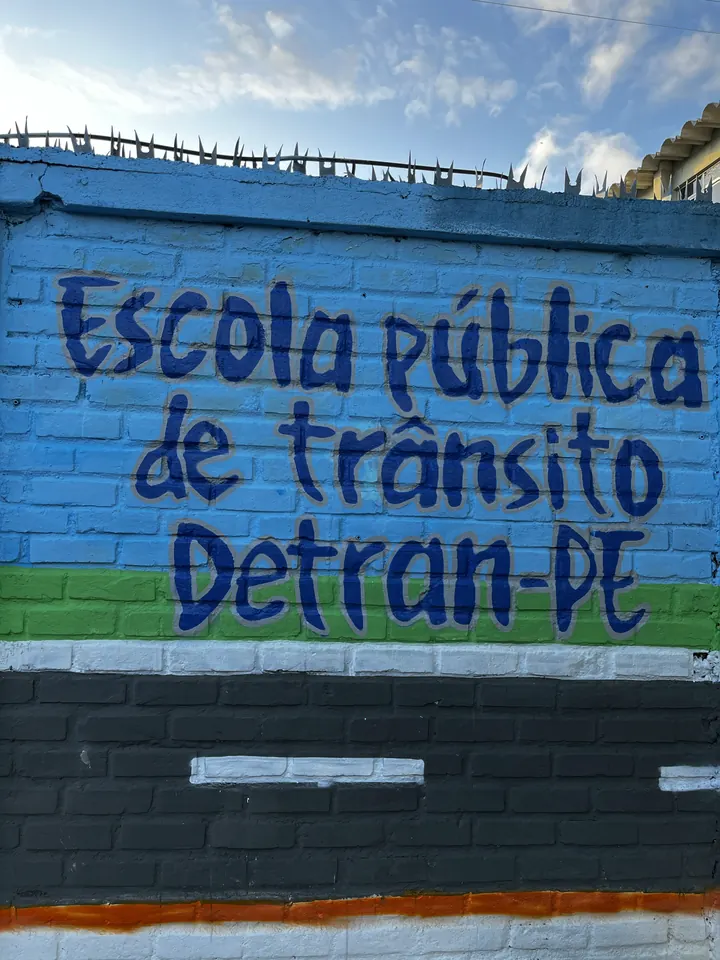 Parede pintada com a frase Escola Pública de Trânsito