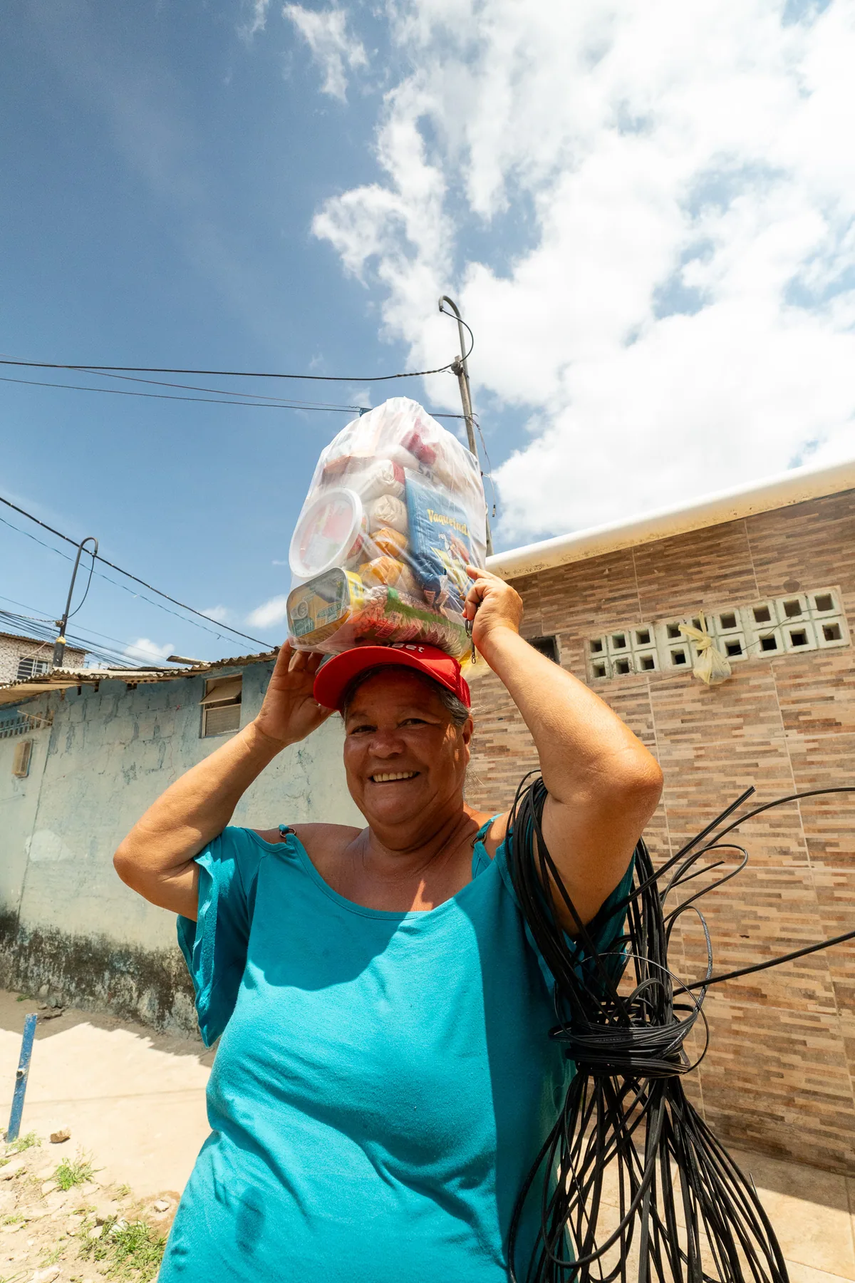 Moradora participa de atividade de distribuição comunitária