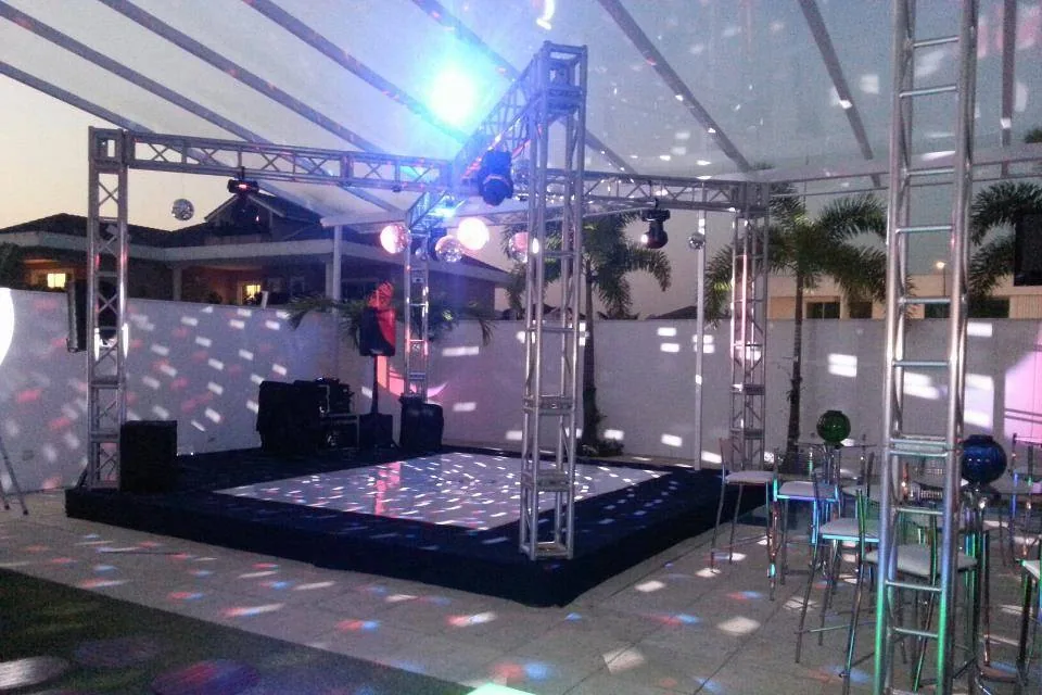 Estrutura de palco, som e iluminação montada para um evento