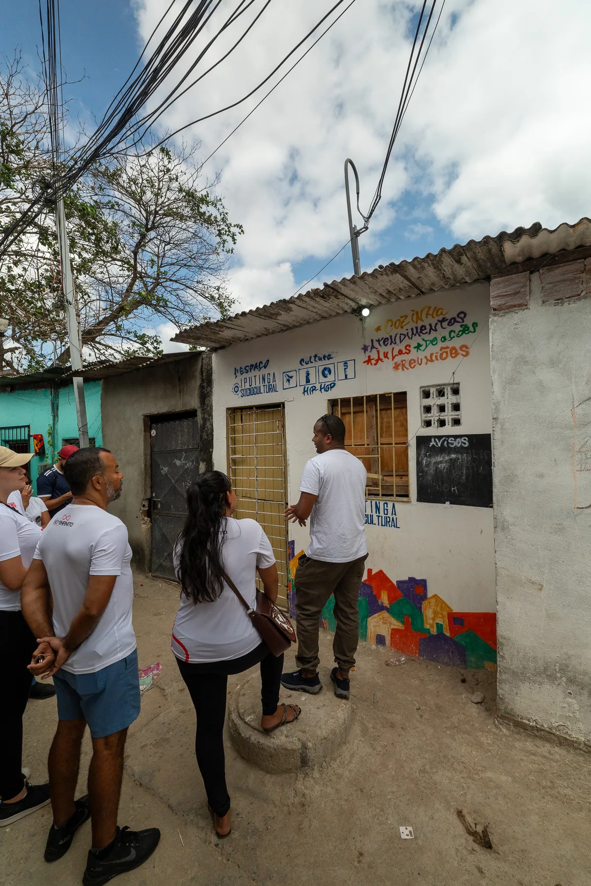 Pessoas reunidas em frente à sede do Instituto na Iputinga